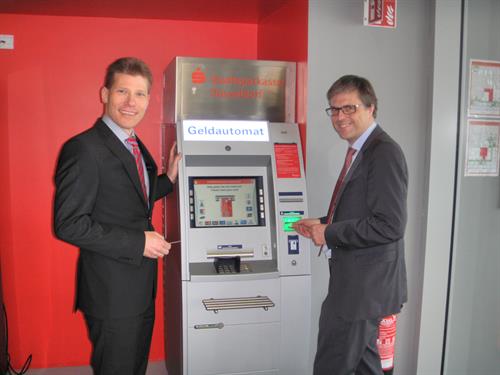 Hochschule erhält Geldautomaten von der Stadtsparkasse Düsseldorf